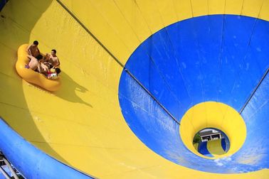 Aqua Park Equipment, ไฟเบอร์กลาสที่มีสีสัน Water Slide สำหรับ Giant Aqua Park / สวนน้ำที่กำหนดเองสไลด์