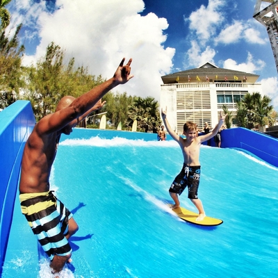 แหล่งน้ำ FlowRider น้ำขี่ม้าท่องเทียมสำหรับสองเซิร์ฟเฟอร์