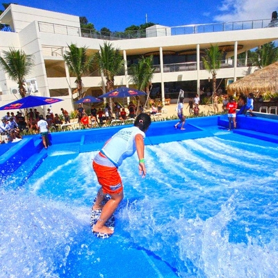 สถานที่น่าสนใจขี่ FlowRider น้ำ, กันน้ำเดี่ยวไรเดอร์คลื่นยกมีคณะกรรมการ