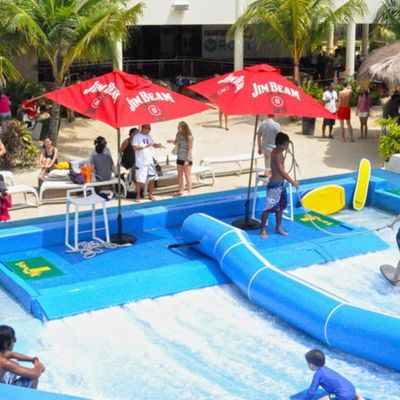 เครื่องจำลองการโต้คลื่น OEM Flowrider พร้อมปั๊มน้ำ 65kw และ PVC แบบนุ่มแข็งแรงสำหรับสวนน้ำ ขนาด 15.3ม.*9.3ม.