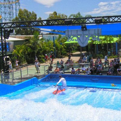 เครื่องจำลองการโต้คลื่น OEM Flowrider พร้อมปั๊มน้ำ 65kw และ PVC แบบนุ่มแข็งแรงสำหรับสวนน้ำ ขนาด 15.3ม.*9.3ม.