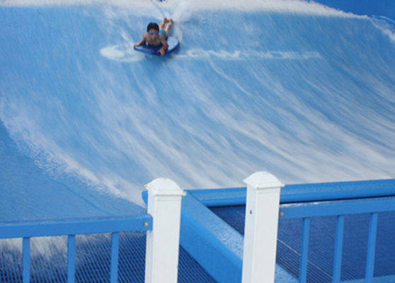 เครื่องจำลองการโต้คลื่น OEM Flowrider พร้อมปั๊มน้ำ 65kw และ PVC แบบนุ่มแข็งแรงสำหรับสวนน้ำ ขนาด 15.3ม.*9.3ม.