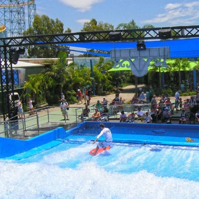 เครื่องจำลองการโต้คลื่น Flowrider Water Ride รองรับผู้เล่น 160-240 คนต่อชั่วโมง เครื่องยนต์โต้คลื่น 37KW และถังเก็บน้ำ 150,000 ลิตร