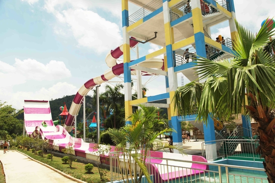 ยักษ์ Aqua Park อุปกรณ์สระว่ายน้ำที่น่าตื่นเต้น Swwiming ไฟเบอร์กลาส Waterslides สำหรับเด็ก
