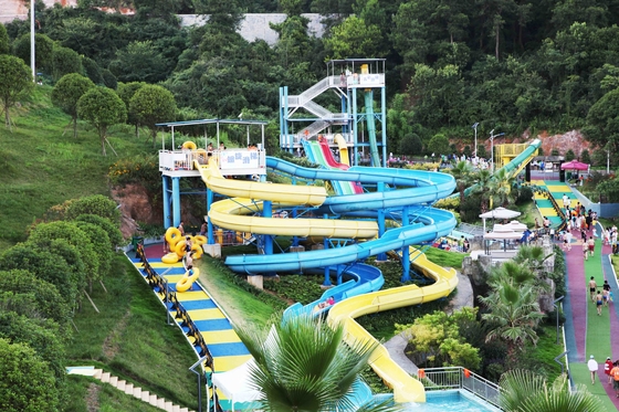 ที่กำหนดเองเกลียวไฟเบอร์กลาสน้ำเกมส์สไลด์สำหรับรีสอร์ทหรือโรงแรม