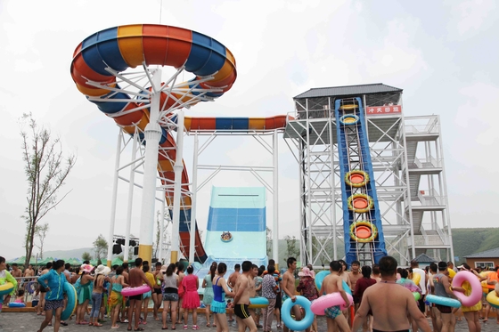 อุปกรณ์สระว่ายน้ำขนาดยักษ์ที่น่าตื่นเต้นสำหรับสระว่ายน้ำแบบ Waterslides Water Park