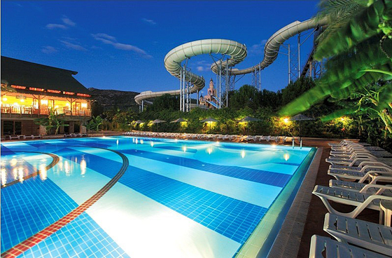 เหนือพื้นดินสไลด์น้ำสระว่ายน้ำสำหรับครอบครัวสนุกน้ำ interacetive ใน Aqua Park