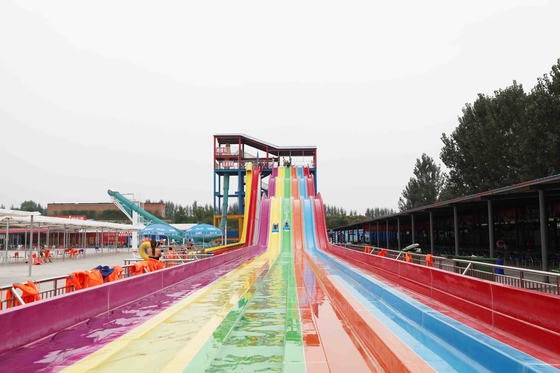 สไลด์น้ำจากไฟเบอร์กลาสสแตนเลสที่มีสีรุ้งสำหรับเด็ก / ผู้ใหญ่ในสวนน้ำ