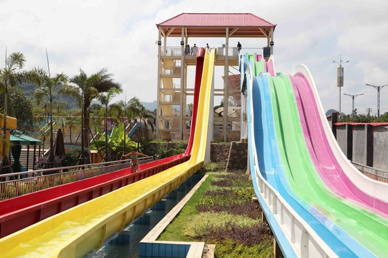 สไลด์น้ำจากไฟเบอร์กลาสสแตนเลสที่มีสีรุ้งสำหรับเด็ก / ผู้ใหญ่ในสวนน้ำ