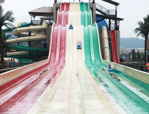 ภาพนิ่งน้ำสีรุ้งที่กำหนดเองของสวนน้ำสำหรับน้ำเกมครอบครัว