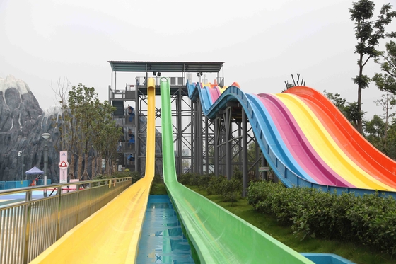 สไลด์น้ำสำหรับผู้ใหญ่ขนาดใหญ่ที่มีสีสันพร้อมการจัดสวนสนุกน้ำสำหรับสวนน้ำ