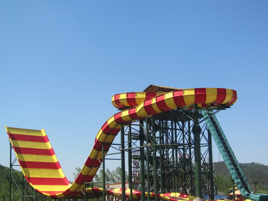 สไลด์ที่น่าตื่นเต้นยักษ์ Aqua Park อุปกรณ์ไฟเบอร์กลาส Boomerange น้ำสำหรับเด็ก