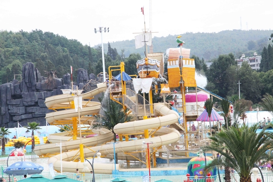 สวนน้ำที่มีสีสันกลางแจ้งที่มีไฟเบอร์กลาสภาพนิ่งน้ำ 29 x 27m อวกาศ