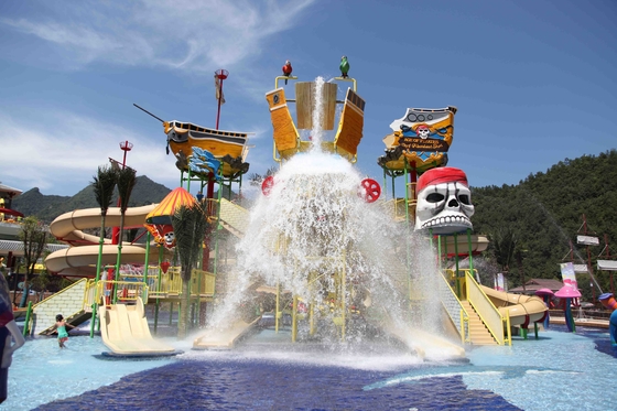 สวนน้ำอันตระการตาของครอบครัวในเรือนเพาะชำยักษ์ด้วย waterslide สไตล์ที่แตกต่างกัน / ภาพนิ่งน้ำจากไฟเบอร์กลาส