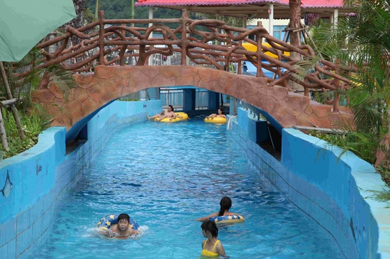 อุปกรณ์สระว่ายน้ำสวนน้ำ Lazy River สำหรับสวนสนุกสำหรับเด็กสนุก ๆ สำหรับครอบครัว