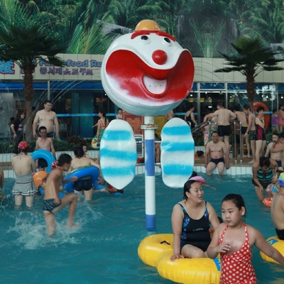 ไฟเบอร์กลาส Clown สเปรย์อุปกรณ์สวน Aqua Play Station สำหรับ 3 - 5 คนสำหรับ Water Park