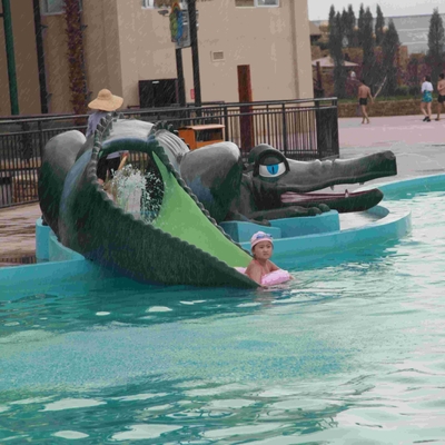 อุปกรณ์สวนน้ำไฟเบอร์กลาส Cartoon Crocodile Slide สำหรับเด็ก / สไลด์น้ำที่กำหนดเอง