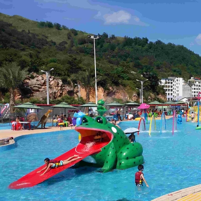 กบรูปร่างน้ำสระว่ายน้ำสไลด์ Aqua Park ไฟเบอร์กลาสสไลด์ขนาดเล็กสำหรับเด็ก