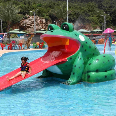 กบรูปร่างน้ำสระว่ายน้ำสไลด์ Aqua Park ไฟเบอร์กลาสสไลด์ขนาดเล็กสำหรับเด็ก