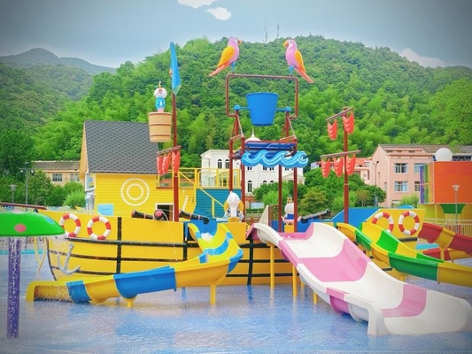 รีสอร์ทวันหยุดขนาดใหญ่ เรือโจรสลัดที่มีสไลด์
