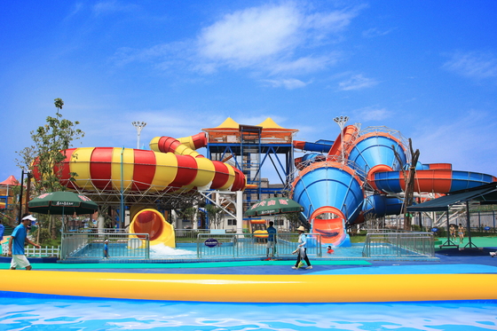 16m Platform Fun Aqua Park ไฟเบอร์กลาสภาพนิ่งน้ำภาพยักษ์ Space Slides น้ำ