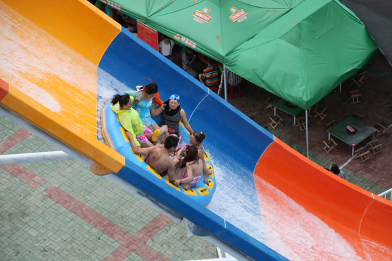 ภาพนิ่งน้ำจากไฟเบอร์กลาสที่มีสีสันเหนือพื้นดิน, สไลด์สระว่ายน้ำไฟเบอร์กลาสสำหรับสวนน้ำยักษ์