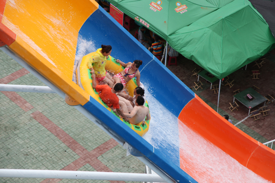 ภาพนิ่งน้ำจากไฟเบอร์กลาสที่มีสีสันเหนือพื้นดิน, สไลด์สระว่ายน้ำไฟเบอร์กลาสสำหรับสวนน้ำยักษ์