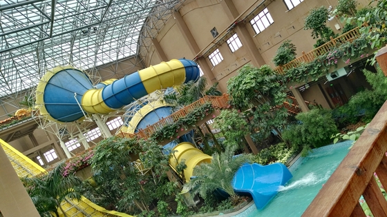 ตลกไฟเบอร์กลาสภาพนิ่งน้ำความสูง 16m Tantrum Valley กำลังการผลิต 480 Riders / h สำหรับ Water Park