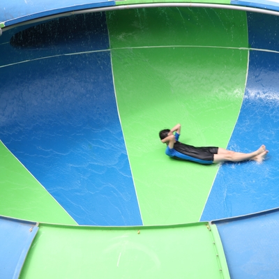 ติดตั้งง่ายไฟเบอร์กลาสภาพนิ่งสไลด์โชว์พื้นที่สำหรับสวนน้ำ