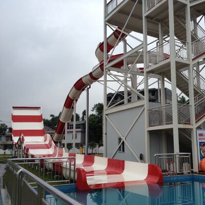 สไลด์น้ําแบบโบเมอเรงไฟเบอร์กลาส ที่ทนทาน มีท่อปิดสําหรับความเร็วสูง และความสูง 18.75 เมตร