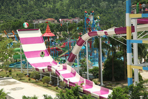 สไลด์น้ํา 2 คน U-Turn มีความตื่นเต้นในการขี่ติดผนัง 13 เมตร ความจุ 480 คน/ชั่วโมง และร่องรอยขนาด 21 × 58 เมตร