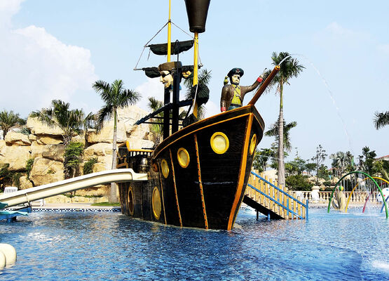 เครื่องเล่นเรือโจรสลัดพร้อมรางน้ำไฟเบอร์กลาสที่ทำด้วยมือและโครงสร้างเหล็กกัลวาไนซ์แบบจุ่มร้อนสำหรับการสนับสนุนแบบครบวงจร