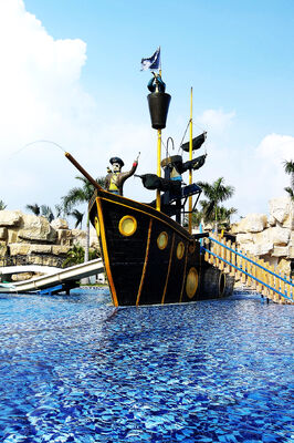 เครื่องเล่นเรือโจรสลัดพร้อมรางน้ำไฟเบอร์กลาสที่ทำด้วยมือและโครงสร้างเหล็กกัลวาไนซ์แบบจุ่มร้อนสำหรับการสนับสนุนแบบครบวงจร