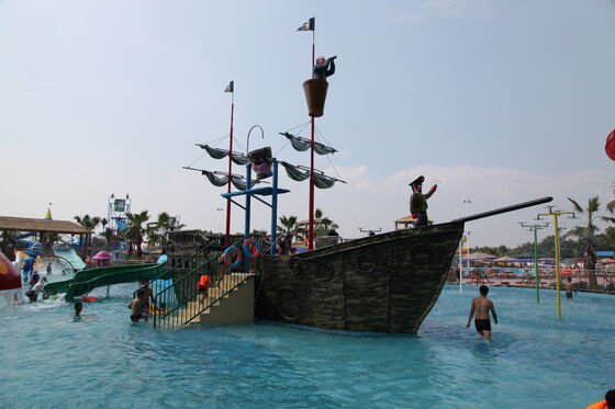 เครื่องเล่นเรือโจรสลัดพร้อมรางน้ำไฟเบอร์กลาสที่ทำด้วยมือและโครงสร้างเหล็กกัลวาไนซ์แบบจุ่มร้อนสำหรับการสนับสนุนแบบครบวงจร