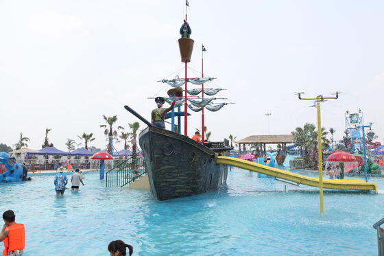 เครื่องเล่นเรือโจรสลัดพร้อมรางน้ำไฟเบอร์กลาสที่ทำด้วยมือและโครงสร้างเหล็กกัลวาไนซ์แบบจุ่มร้อนสำหรับการสนับสนุนแบบครบวงจร