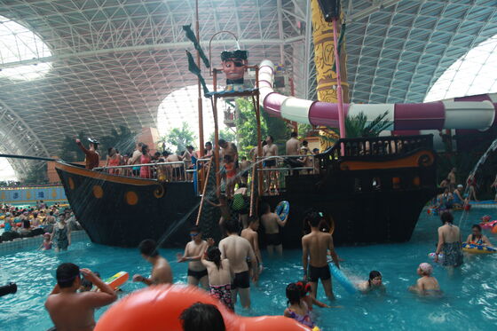 เครื่องเล่นเรือโจรสลัดพร้อมรางน้ำไฟเบอร์กลาสที่ทำด้วยมือและโครงสร้างเหล็กกัลวาไนซ์แบบจุ่มร้อนสำหรับการสนับสนุนแบบครบวงจร