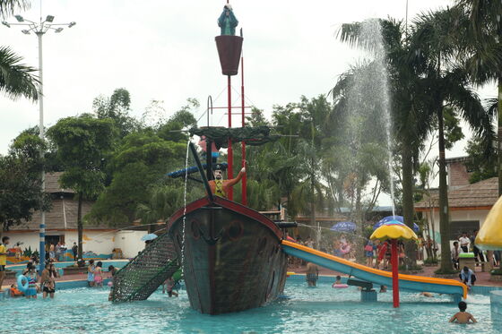 เครื่องเล่นเรือโจรสลัดพร้อมรางน้ำไฟเบอร์กลาสที่ทำด้วยมือและโครงสร้างเหล็กกัลวาไนซ์แบบจุ่มร้อนสำหรับการสนับสนุนแบบครบวงจร