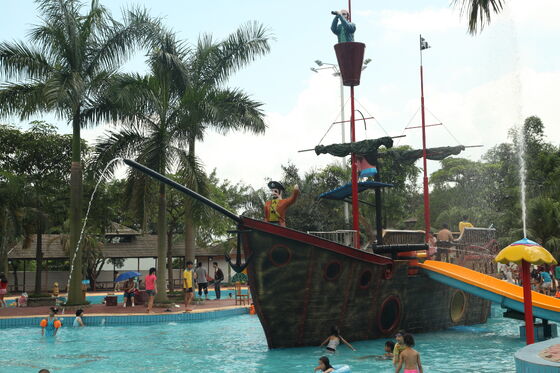 เครื่องเล่นเรือโจรสลัดพร้อมรางน้ำไฟเบอร์กลาสที่ทำด้วยมือและโครงสร้างเหล็กกัลวาไนซ์แบบจุ่มร้อนสำหรับการสนับสนุนแบบครบวงจร