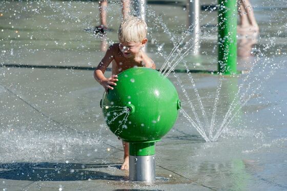 Children's Water Play Equipment with Hot-Dip Galvanized Steel Structure, Corrosion-Resistant Fiberglass Flume, and Shallow Water Safety Design