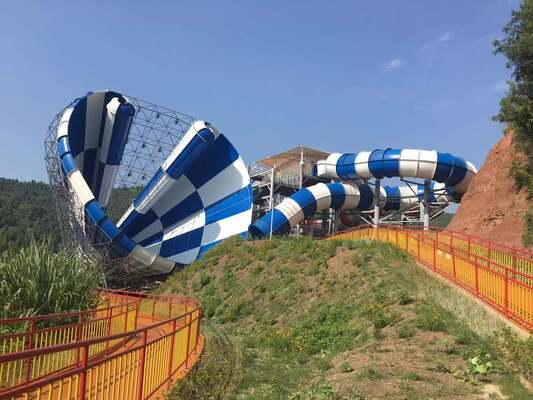 สไลเดอร์น้ำไฟเบอร์กลาส Abyss Slide AB-01 พร้อมแพยาง 4 คนรูปใบโคลเวอร์ และลำตัวทรงฮอร์นเส้นผ่านศูนย์กลาง 18 เมตร จากแท่นสูง 15 เมตร