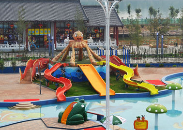 เด็กเล่นสนามเด็กเล่นสไลด์กับน้ำเล่นสไลด์น้ำสำหรับเด็กใน Giant Water Park