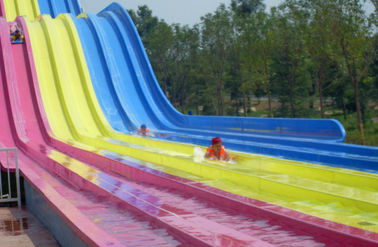 สไลด์น้ำความเร็วสูงจากวัสดุไฟเบอร์กลาสสำหรับสวนน้ำกลางแจ้งของ Holiday Resort Giant Outdoor Water park